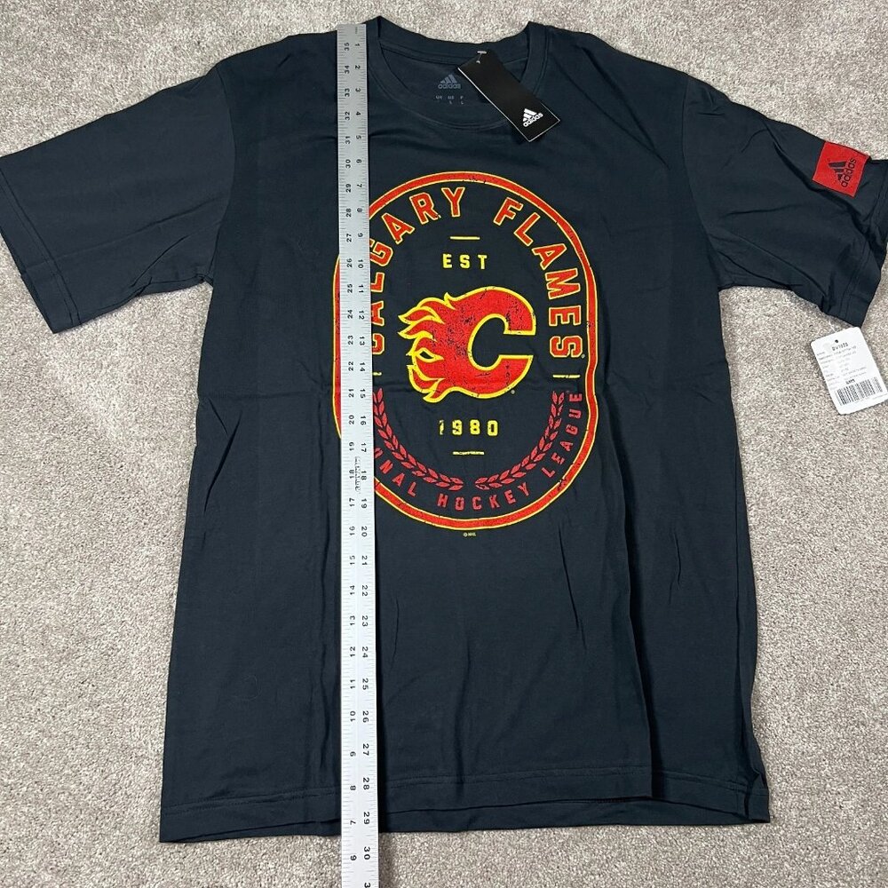 Adidas Mens Large Black Calgary Flames NHL Hockey Short Sleeve T-Shirt NWT - Picture 7 of 7